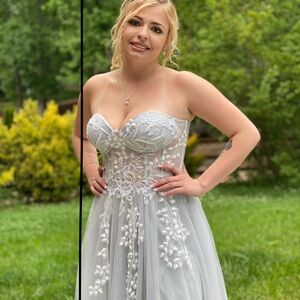 Elegant Strapless Lace Appliqué Evening Dress in Light Gray